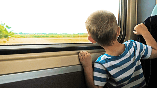 So können Kinder allein sicher mit dem Zug fahren