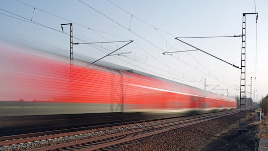 Das Bild zeigt einen Zug in Bewegung.