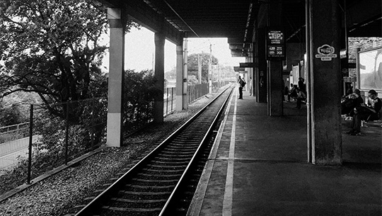 Das Bild zeigt ein Gleis und einen Bahnsteig mit einer weißen Linie