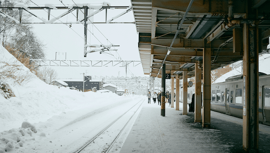 Verschneiter Bahnsteig