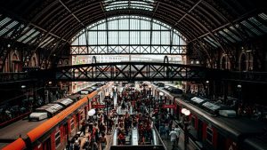 Das Bild zeigt einen Bahnhof mit viele Personen.