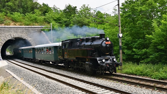 Das Bild zeigt eine Eisenbahn auf Schienen.